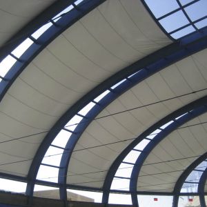 La cubierta, la primera que incluye un sistema de láminas ETFE transparentes, combina 6 membranas de